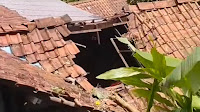Rem Blong, Sepeda Motor Terjun dan Masuk Rumah Warga Melalui Atap