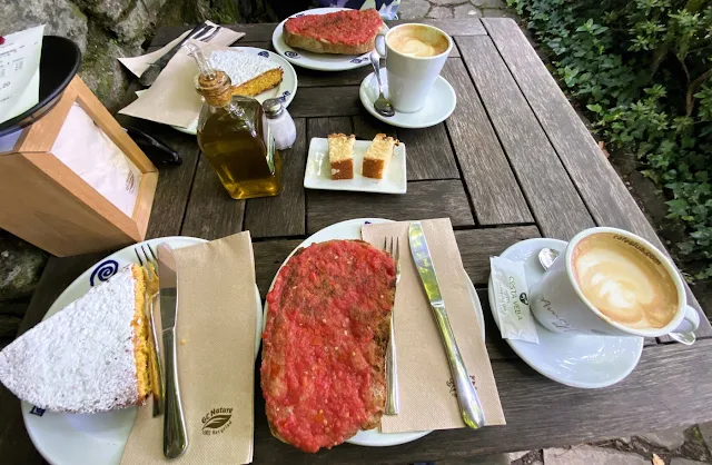 Costa-Vella-Garden-Cafe의-조식-메뉴와-산티아고-타르트