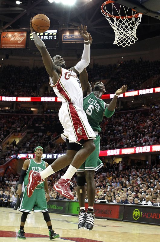 kevin garnett dunks on ronny turiaf. Rejects kevin garnett jersey