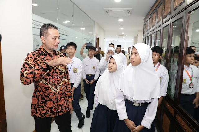 Pelajar SMP Harapan 1 Medan Tour Ruang Kerja hingga Duduk di Kursi Ijeck