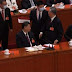 EKS Presiden China Hu JIntao yang Tengah Duduk di Samping Xi Jinping Tiba-tiba Dibawa Keluar Petugas
