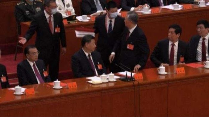 EKS Presiden China Hu JIntao yang Tengah Duduk di Samping Xi Jinping Tiba-tiba Dibawa Keluar Petugas