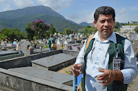  Agente de combate a endemias Augusto Pessoa: varredura no cemitério para eliminação de potenciais criadouros do mosquito Aedes aegypti