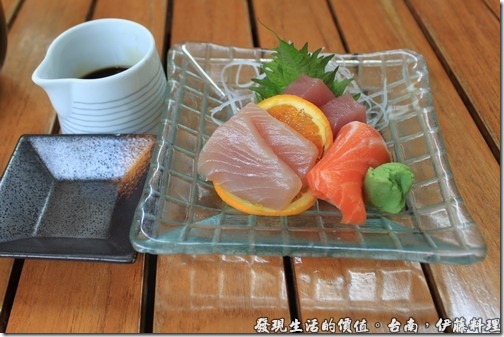 台南伊藤日本料理，這是我點的生魚片主菜，如果可以在下面鋪上一層碎冰的話，讓生魚片可以一直保持在低溫，吃起來會更可口喔！