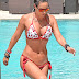 Jennifer Nicole Lee en la piscina con un bikini estampado de cerezas en Miami muy sexy 