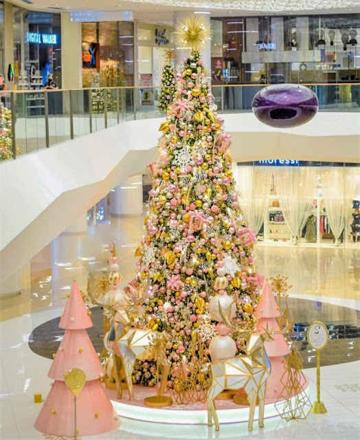 SM Maison’s elegant 35-foot blush pink tree