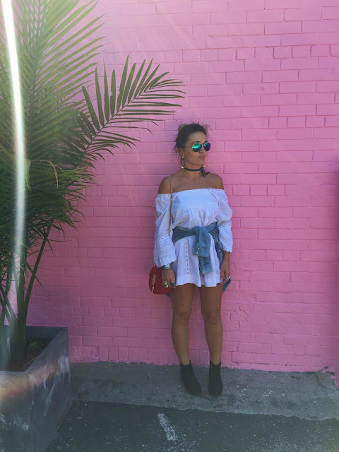 white dress, white summer dress, how to wear white dress, summer style, how to wear ankle boots in the summer, toronto queen west, toronto blogger, express boots, kako nositi cizmice leti, sta nositi sa belom haljinom, pink wall, blogger style