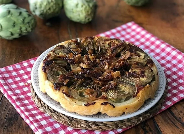 Tatin de alcachofa con cebolla confitada