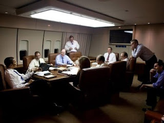 FOTO AKTIVITAS OBAMA DALAM PESAWAT AIR FORCE ONE