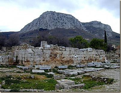 Corinto_bema_y_Acrocorinto