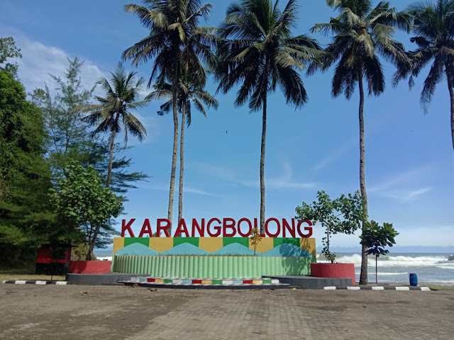 Pantai Karang Bolong