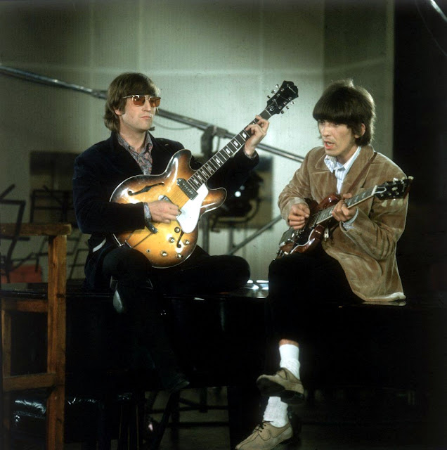 John Lennon y George Harrison 1966