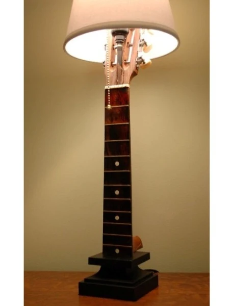 Lampu dibuat dari gitar akustik