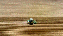un tracteur agricole en train de labourer un champ