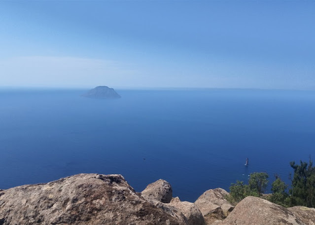 panorama Alicudi e scoglio La Canna Filicudi