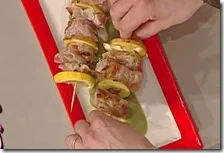 Spiedini di vitello al guanciale su vellutata di piselli e olive taggiasche