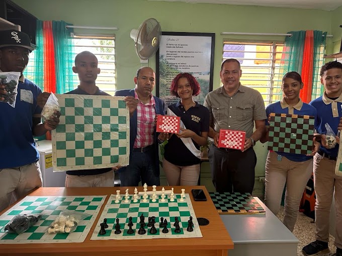 INEFI entrega juegos de ajedrez y coordina taller pedagógico en el Liceo Profesor Simón Orozco de Invivienda.  
