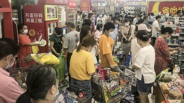 Lockdown di Chengdu China Bikin Warga 'Panic Buying'