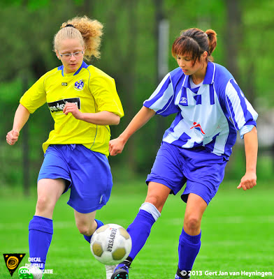 Duel tussen links Priscilla Seves van Blauw Geel '55 en Debbie Wetzel van SVS