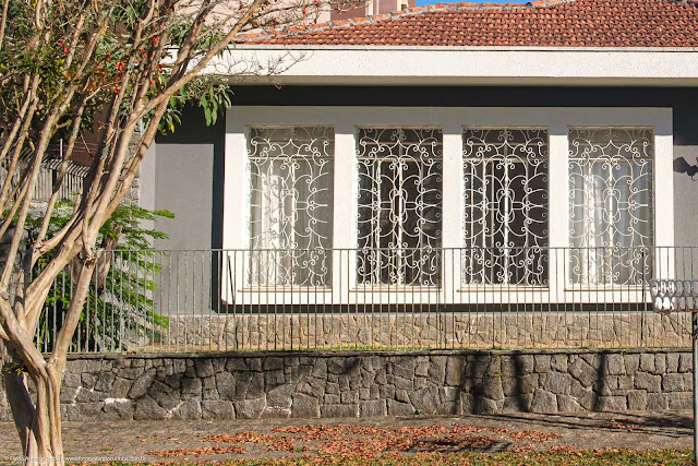 Detalhe de grade em janela em uma casa na Rua Gabriela Mistral