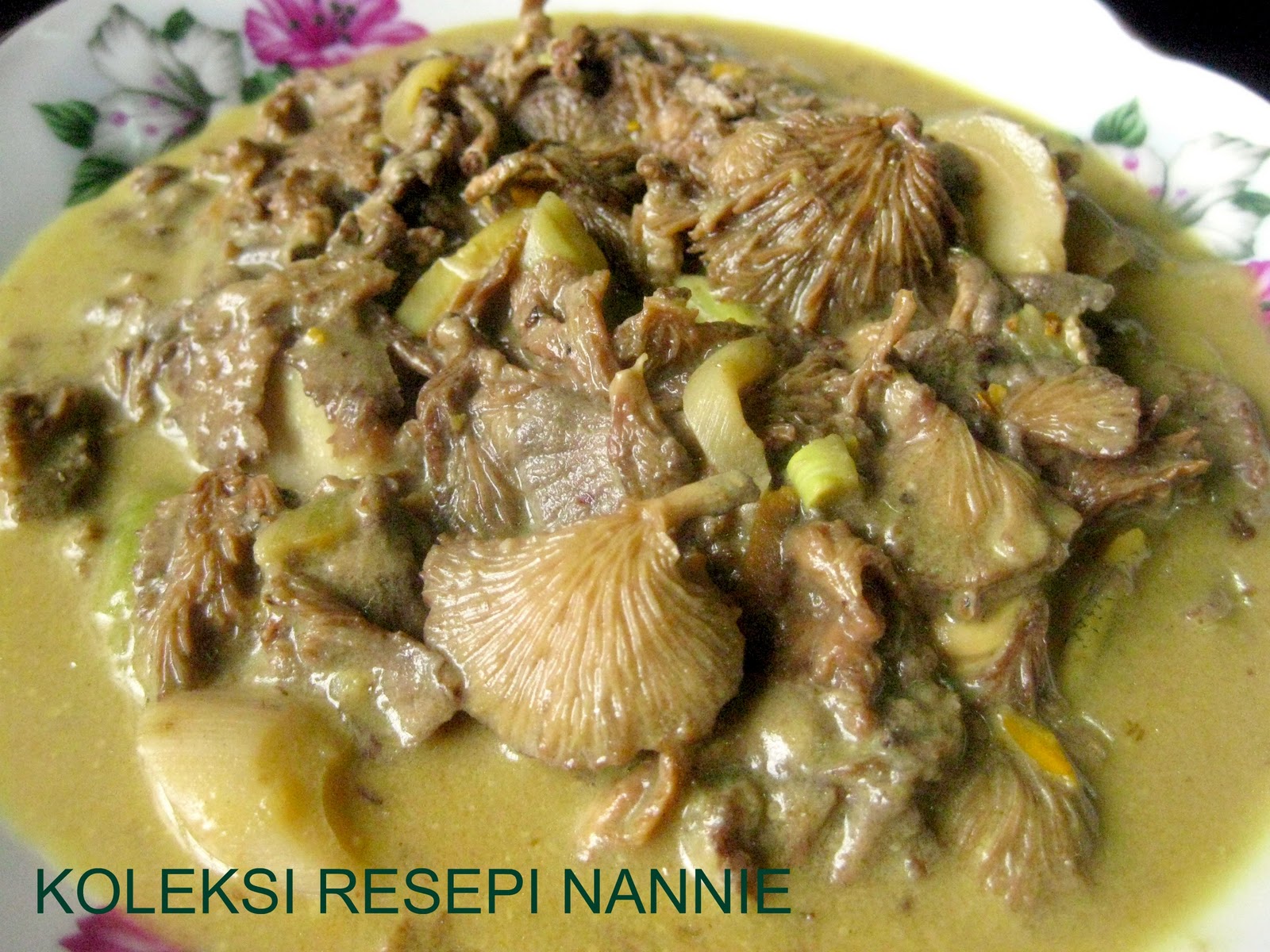 RESEPI NENNIE KHUZAIFAH: Masak lemak cendawan kukur campur 