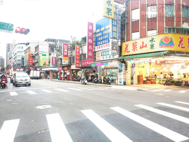 租- AK5037中正市場鬧市店面            特色說明1.傳統市場內，適百業 2.廉租店面、超便宜，創業首選 3.板橋大市、正市場內，買氣強大 4.住戶稠密，稀有釋出、搶租快來電