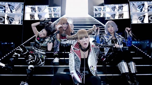 Girl group 2NE1 continues to amazed us with their music hot choreography 