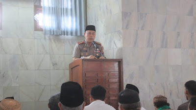 Kapolresta Bogor Kota Menjalin Silaturahmi dengan Melaksanakan Sholat Jum'at Berjama'ah di Masjid Ciwaringin