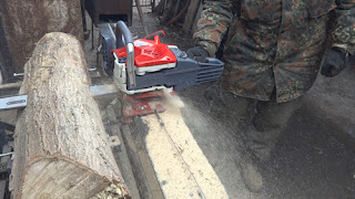 Бензопила ровно распиливает бревно на доски