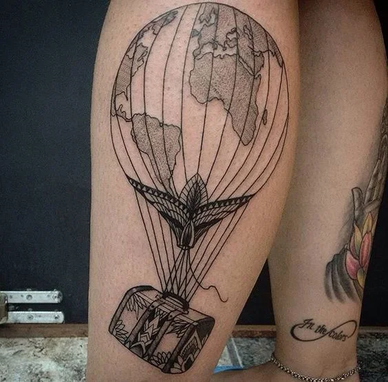 imagen de un tatuaje de globo aerostatico para mujer