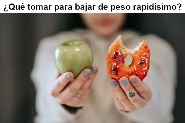Mujer sosteniendo una manzana y un donut en las manos. Vida saludable para bajar de peso.