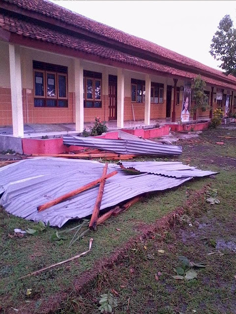 Angin Ribut Menghancurkan SD di Pokak, Ceper, Klaten | 05-11-2013