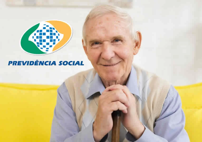 Imagem mostra um senhor idoso sentado apoiado em uma bengala.