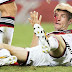 Müller deixa o jogo com corte no rosto e sangrando muito, mas não preocupa