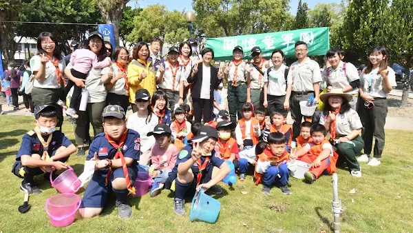 ▲「彰化縣112年植樹活動-森活圈」活動現場有大小童軍、社區民眾，大手牽小手一起來種樹，為家鄉土地種下希望，一起愛護地球。（記者林明佑翻攝）