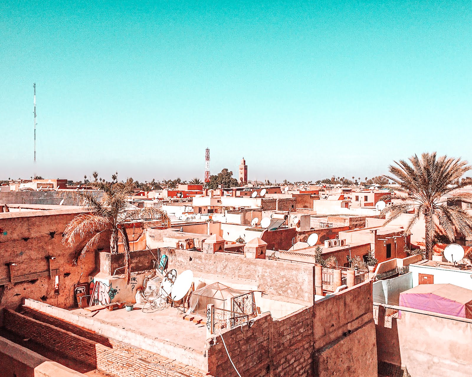 Vue sur les toits de Marrakech avec la mosquée Koutoubia en arrière plan