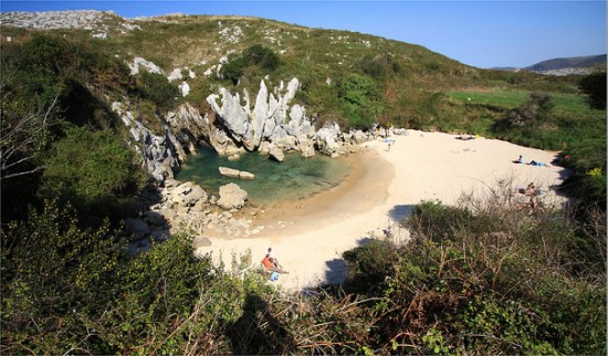 Foto: Playa De Gulpiyuri, Pantai Di Tengah Padang Rumput [ www.BlogApaAja.com ]