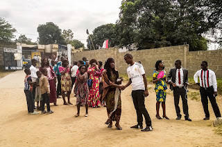 Die Gesellschaft und Kirche im Kongo besteht aus vielen jungen Menschen