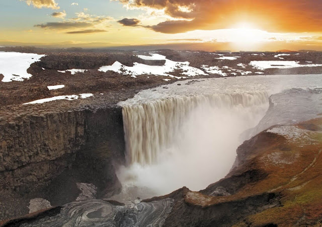 Dettifoss là thác nước mạnh nhất không chỉ ở Iceland, mà cả toàn châu Âu. Thác chỉ cao 45 m nhưng rộng khoảng 100 m và có lượng nước khổng lồ đổ xuống mỗi giây. Nước màu xám sữa của thác đến từ sông băng Vatnajokull. Điều đặc biệt đáng nhớ về Dettifoss là tiếng gào thét dữ dội của dòng chảy trên bờ dần bị nuốt chửng vào trong hẻm núi