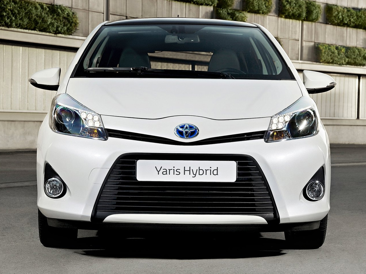 sporty design toyota yaris hybrid