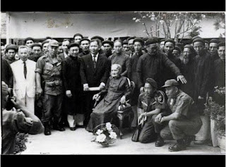 Di ảnh Cố Đức Bà Lê Thị Nhậm cùng với Quân Lực Việt Nam Cộng Hoà