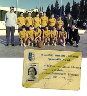 Equip femení de bàsquet a les instal·lacions de can Sellarés i carnet de jugadora de Montserrat Arqué. Cessió i col·lecció: Montserrat Arqué. AMG.