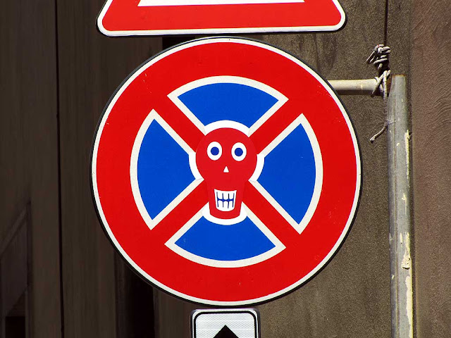 Clet Abraham, no parking or standing sign with skull and crossbones, via della Venezia, Livorno