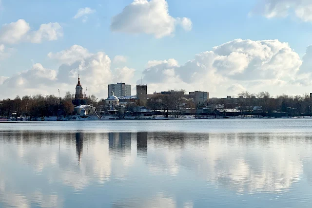 Косинский парк, Белое озеро, храм Успения Пресвятой Богородицы в Косине, бывшая Косинская трикотажная фабрика