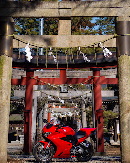 女化神社の参道にて