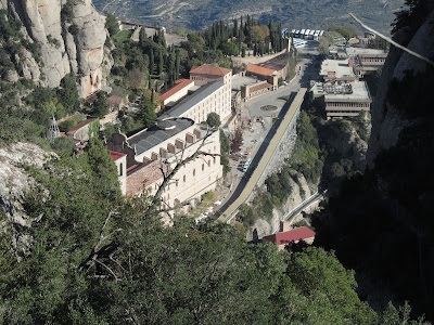 Muntanyes de Montserrat, Monestir de Montserrat des de l'estació superior del funicular de Sant Joan