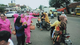 Polsek Jatibarang Bersama Ranting Bhayangkari Melaksanakan Program Berbagi Takjil Kepada Warga