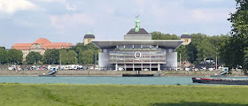 https://www.bild.de/regional/duesseldorf/duesseldorf-regional-politik-und-wirtschaft/duesseldorf-entsteht-die-neue-oper-am-rhein-inklusive-schwimmbuehne-62172782.bild.html