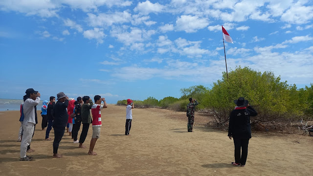 KPMM Bersama Pemuda Muara Gelar Upacara di Pesisir Pantai Peringati HUT RI ke 77 Tahun