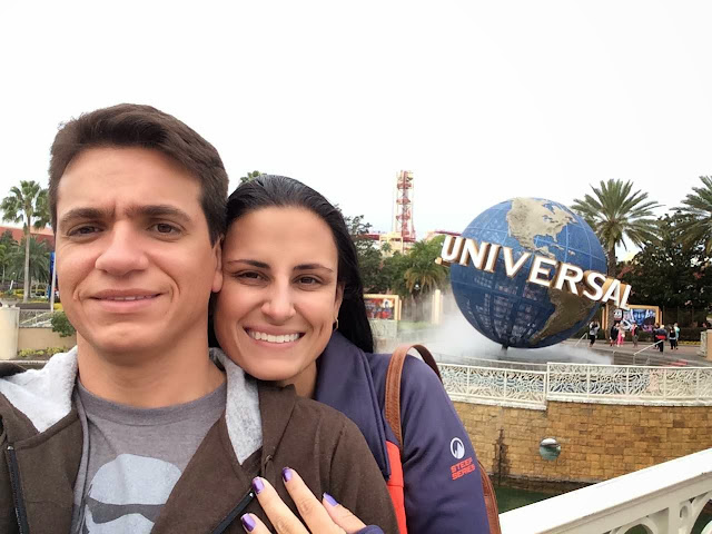 Eu e a esposa em frente a bola da Universal Studios Orlando